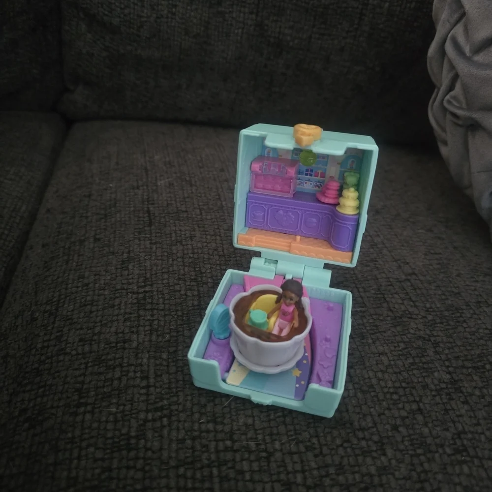 Mattel | Polly Pocket Tiny Takeout Reveal Macaron Bakery
